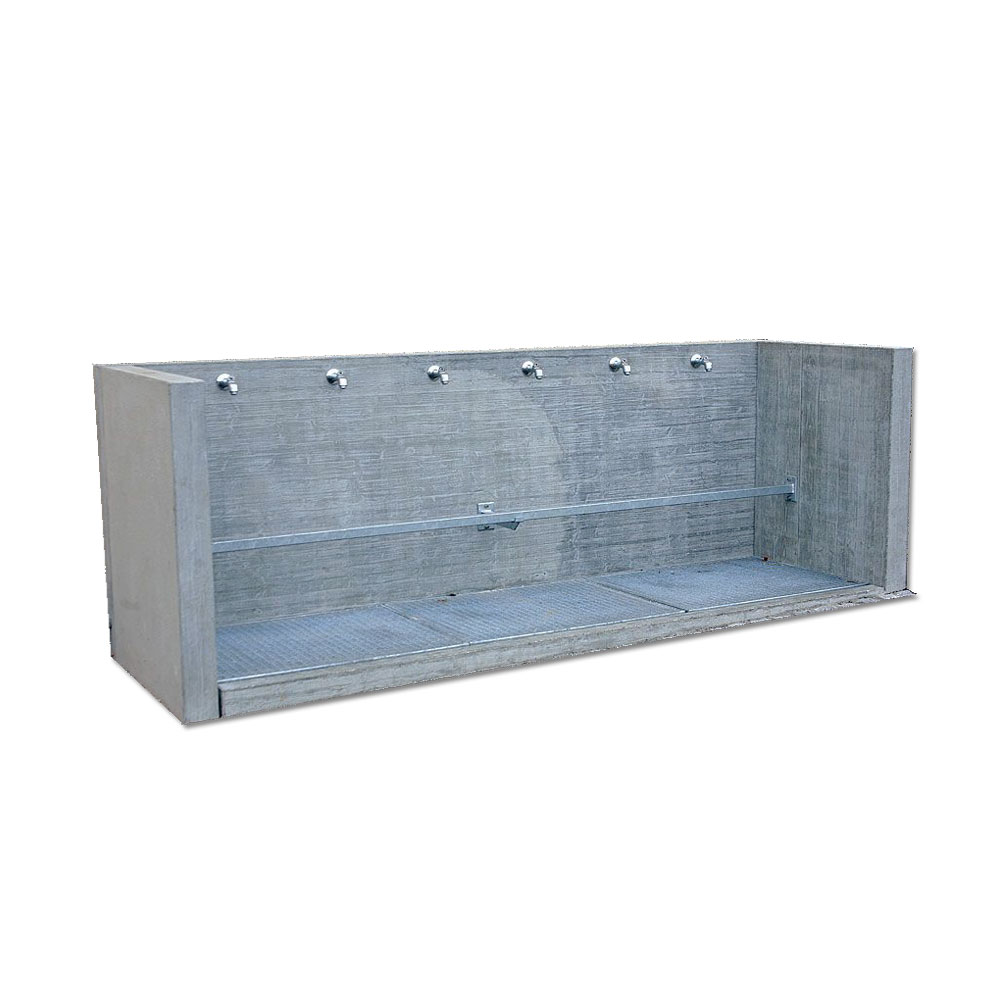 Shoe washing station with surrounding splash guard - Image 4