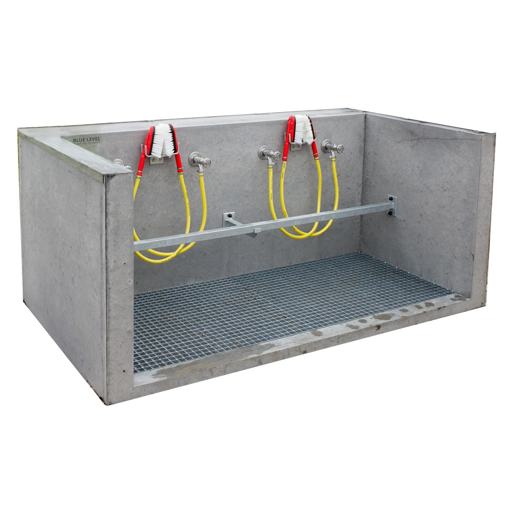 Shoe washing station with surrounding splash guard - Image 2