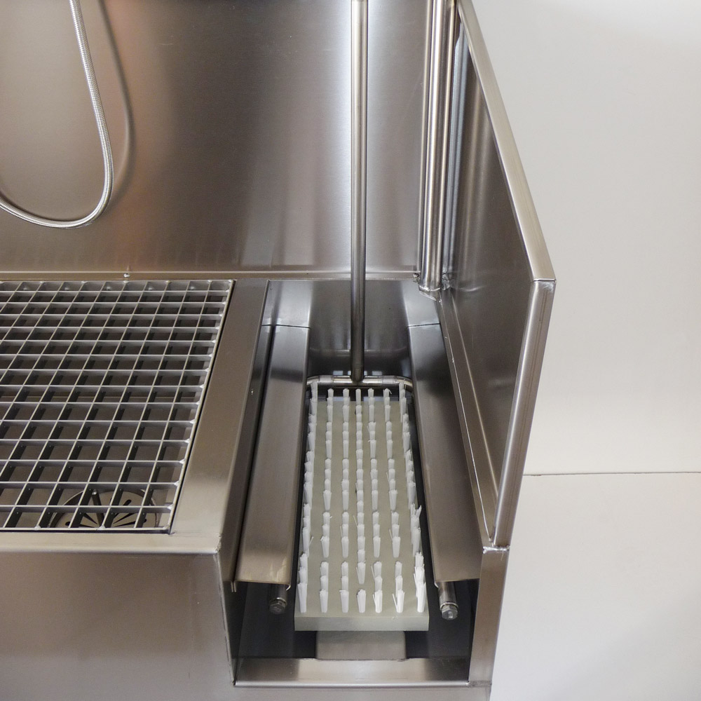 Boot cleaner with a dirt collection tray - Image 5