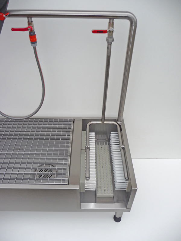 Boot cleaner with a dirt collection tray - Image 4